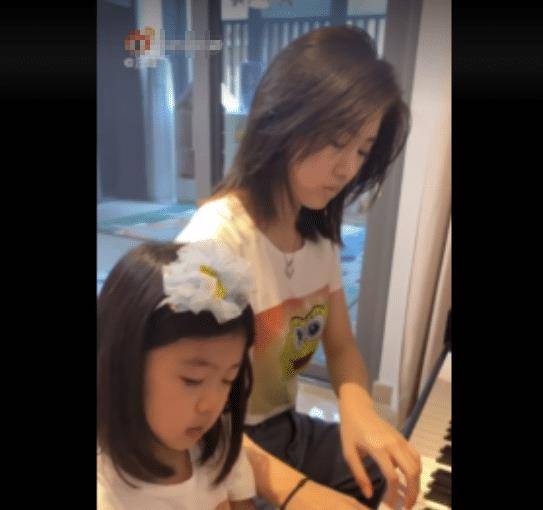 原创版的小苹果
:汪峰16岁女儿气质优雅，弹钢琴给章子怡庆生